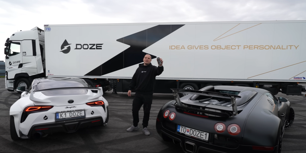 Budda na tle ciężarówki, na której widać slogan marki Idea gives object personality.