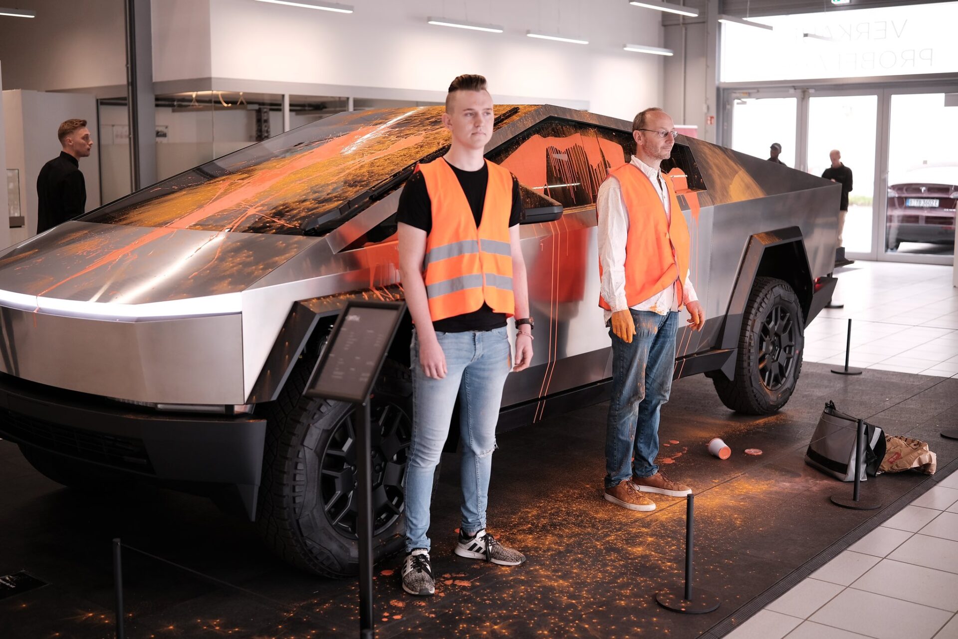 Ostatnie Pokolenie zaatakowało Tesle